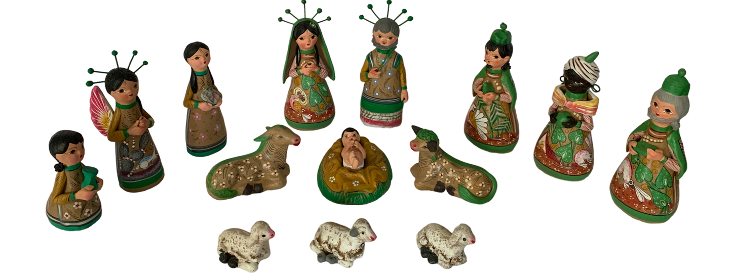 Large nativity scene with 14 figurines, green