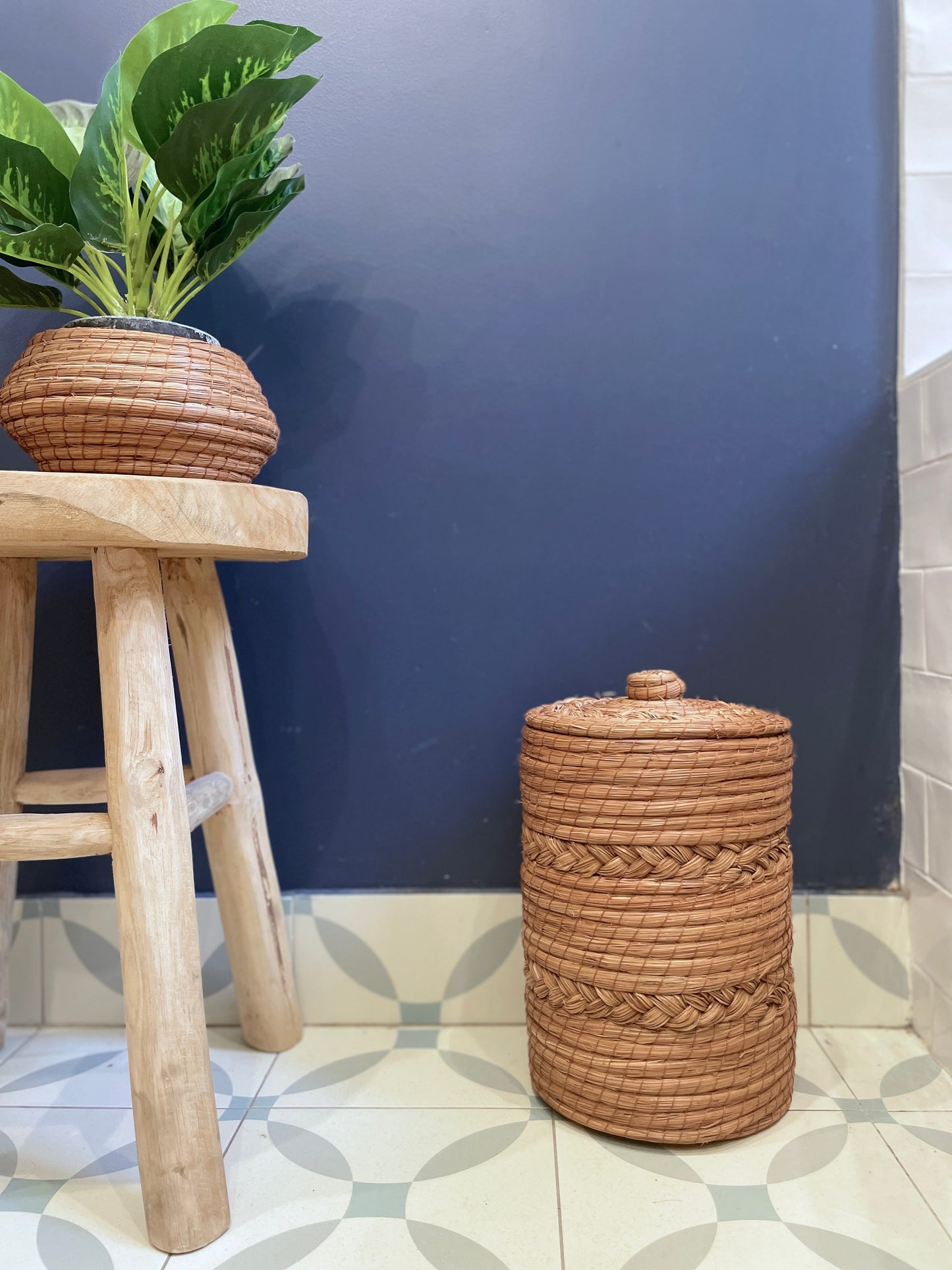 Basket with lid, pine needles